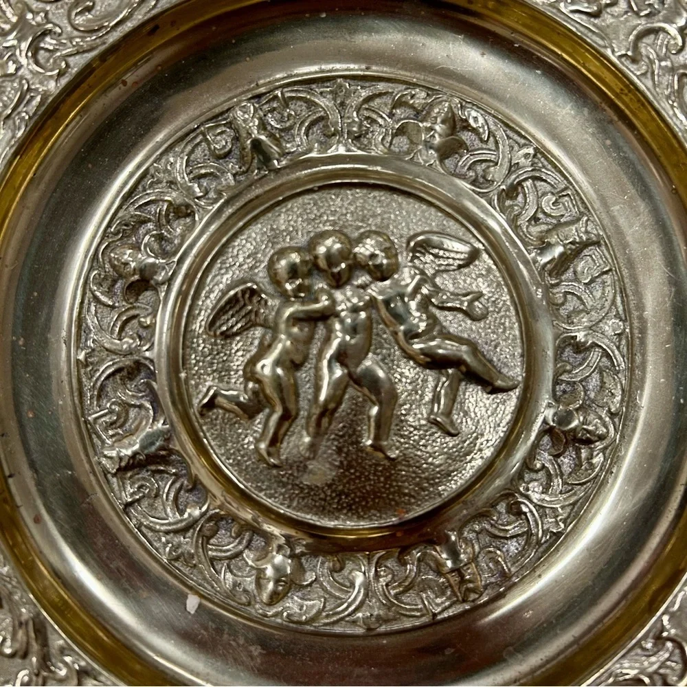 Italian Vintage Embossed Brass Wall Plate with Putti & Mythical Motifs - Picture 2 of 5